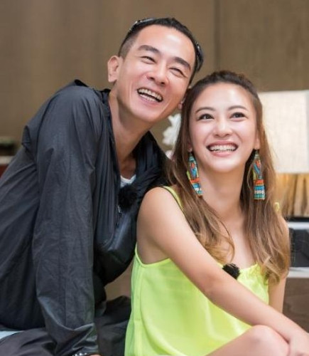 在一次节目中，金星问应采儿：“你是否曾担心过陈小春可能会有外遇？”应采儿回答道：