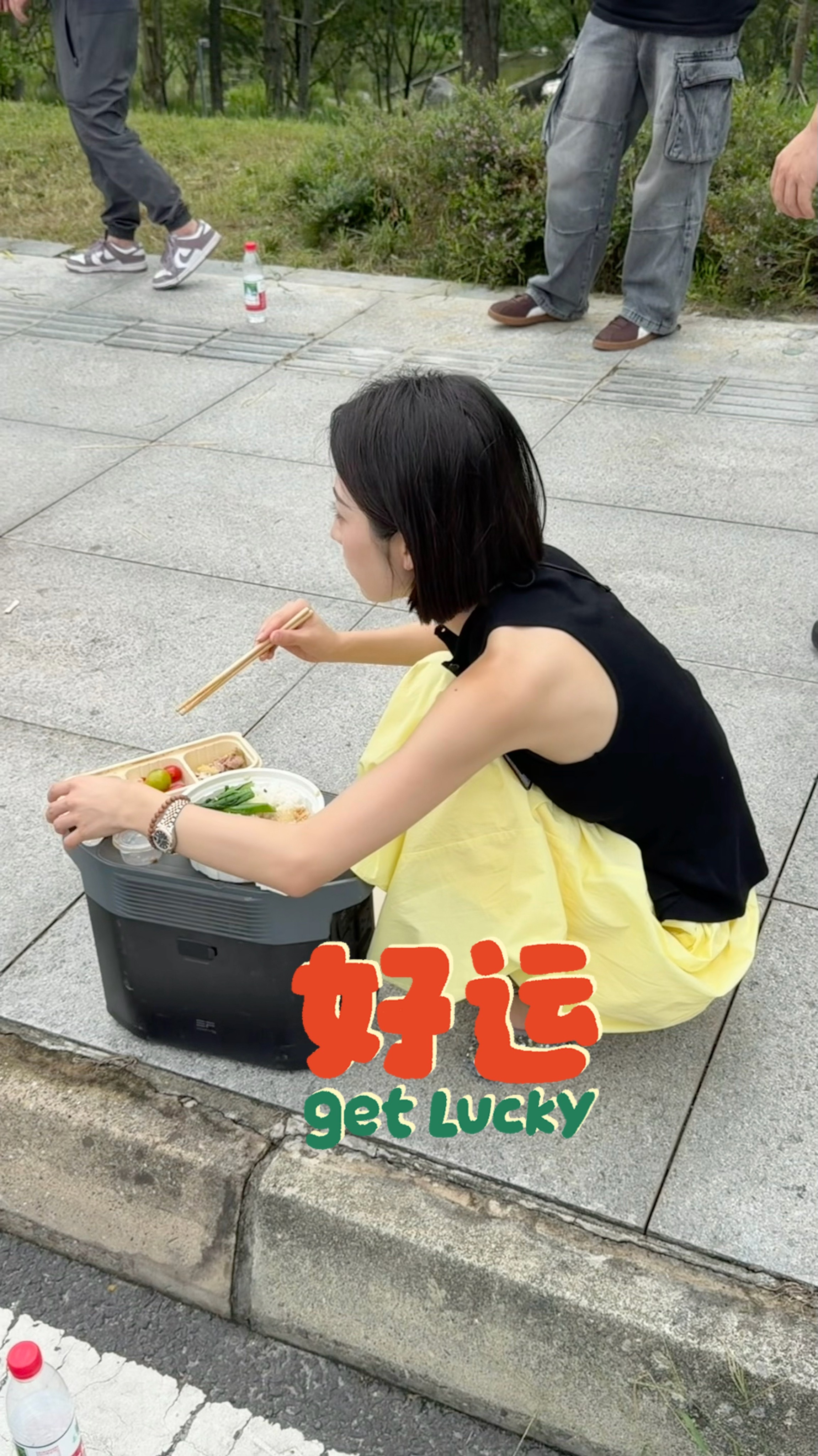 这张图能看出前两天拍摄晒得有多伤！！就一天！！！还我妈生肩膀