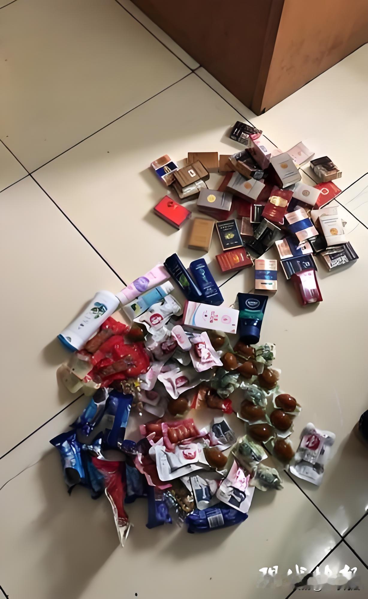 “离谱！”浙江诸暨，陈女士发现，自己家香烟丢了，她没介意，过了两天，零食饮料也丢