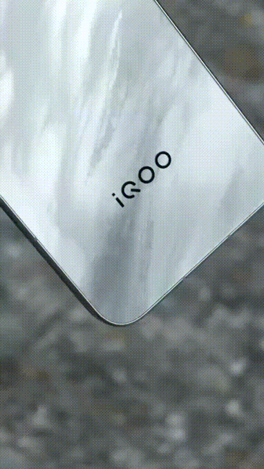 iQOO15预约海报曝光了，依旧有灯环设计，之前曝光的红白机身后盖原来还是能