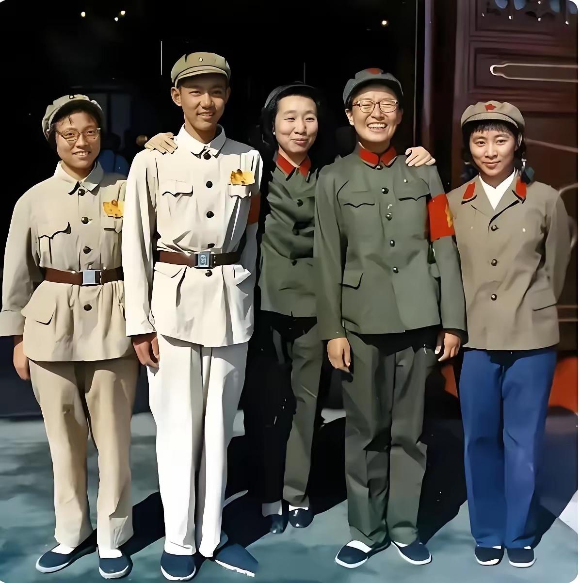当年天安门城楼的一张合影，五人之中，豆豆最漂亮