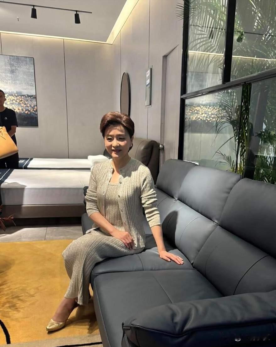 57岁的杨澜，体态骗不了人。正面看杨澜脸上没有一丝皱纹，在灯光下英姿不减当年。