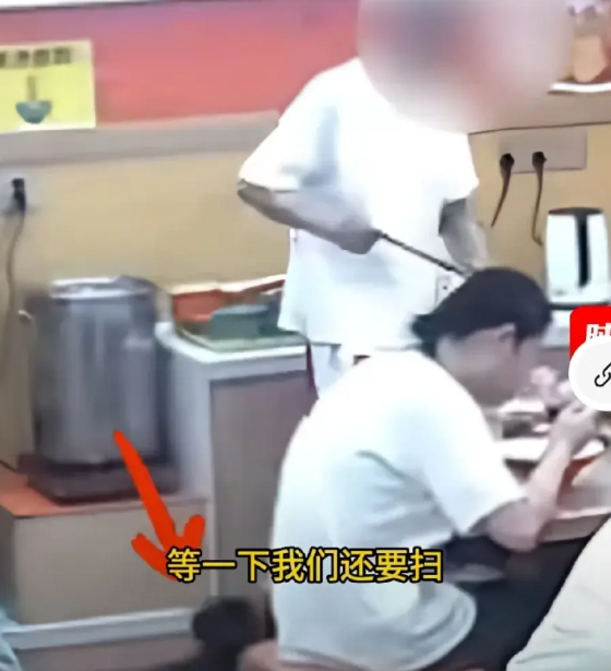 小仙女又发威了！近日（8月15日），江苏南京，在一个餐馆内，用餐的高峰期时，