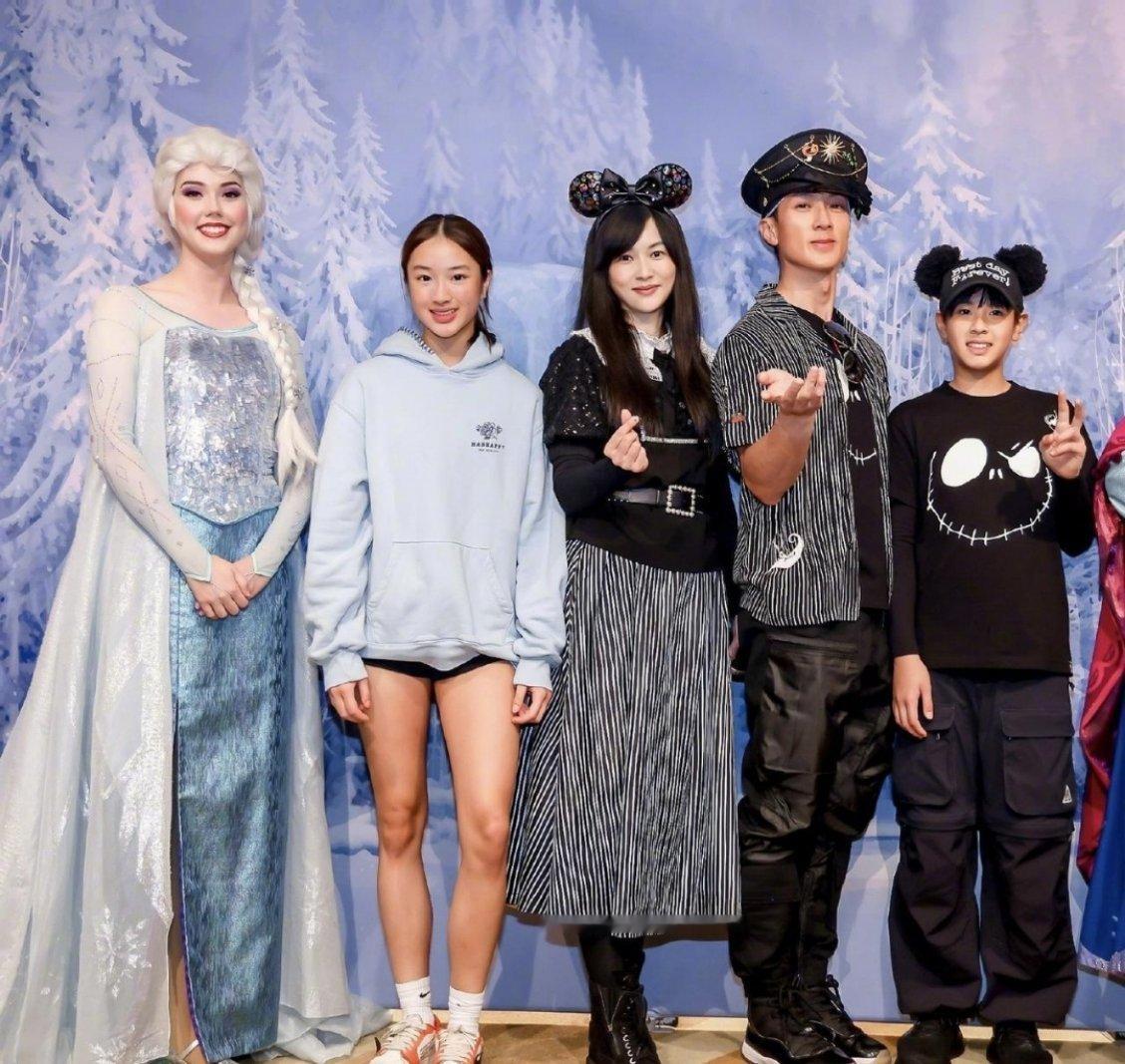 Neinei的腿随爸爸吴尊，一看就是经常运动的肌肉腿，双腿紧实有力，看着多健康啊