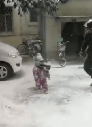 实拍: 让爸爸带孩子的下场, 孩子能活着长大不容易啊!