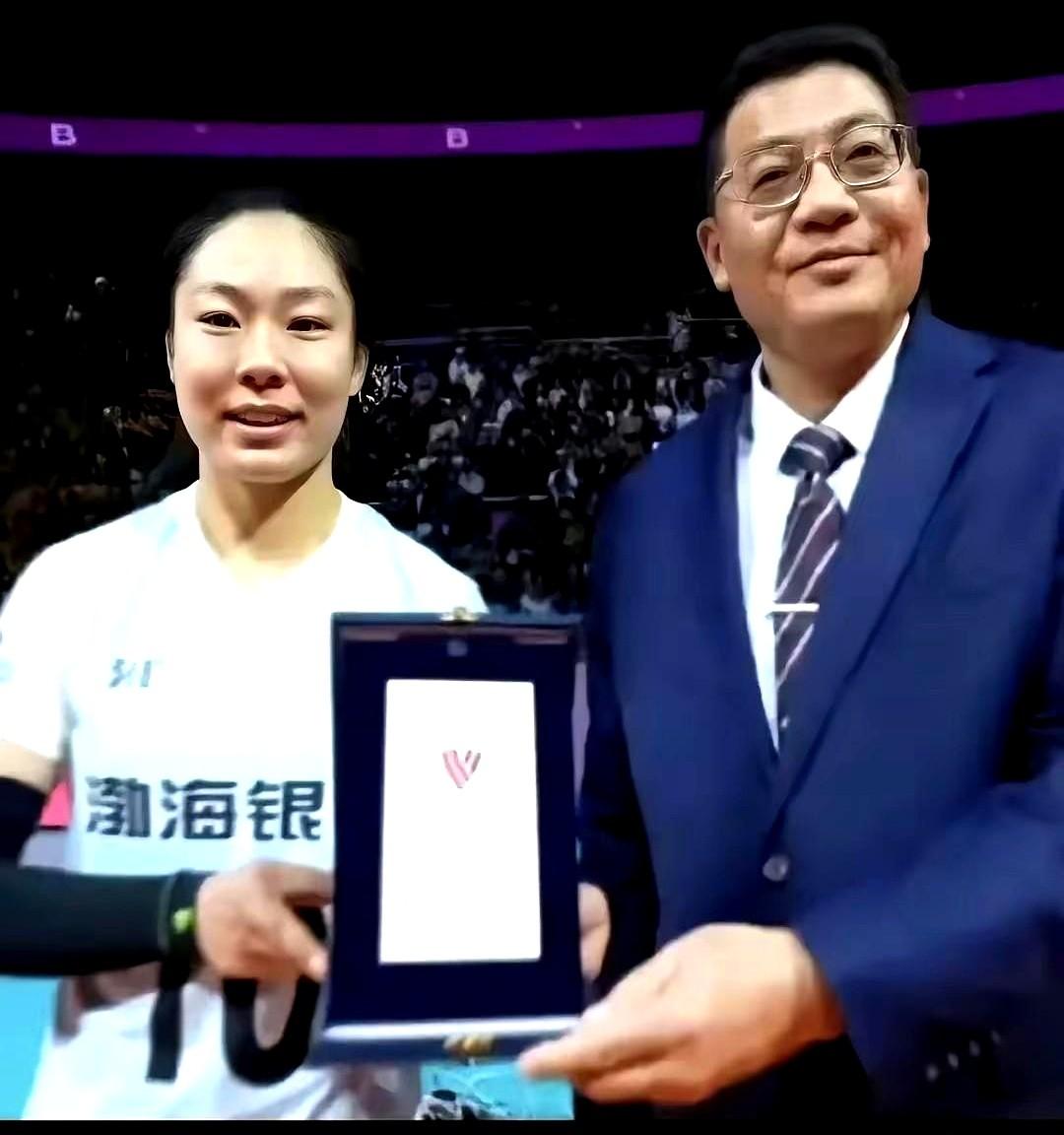 刚刷到天津女排双自由人刘丽雯转会北京的消息，评论区都在说“双赢”！刘丽雯可是