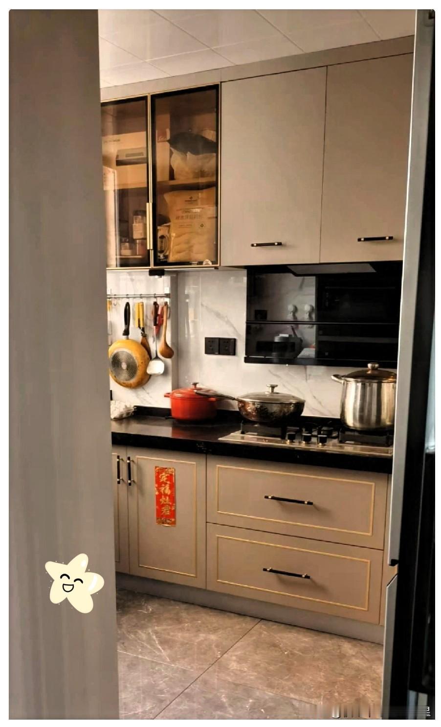 我的小公寓，一直租给一个年轻姑娘，月租1800，她住两年一直挺省心，昨天突然找我