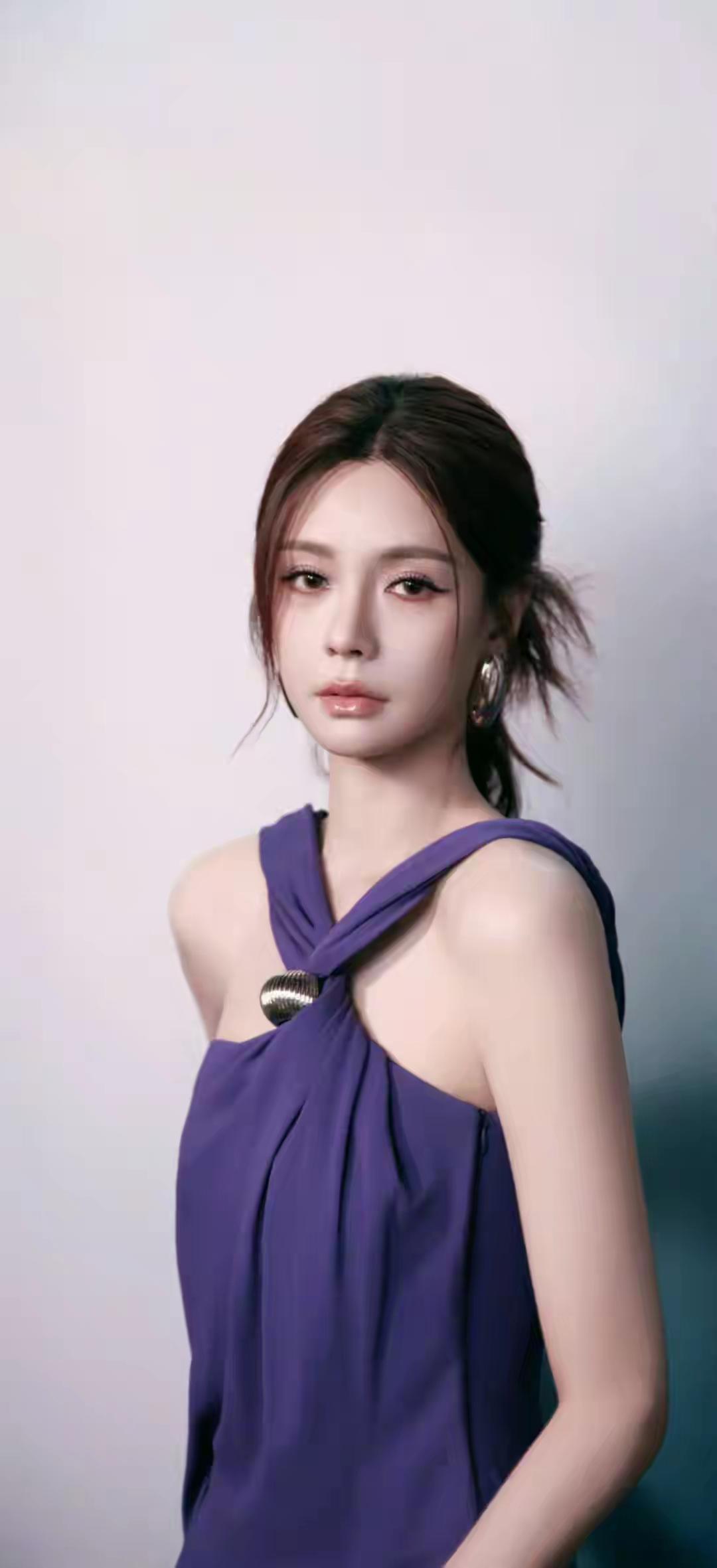 1.初哥哥夫妇早就想推儿子出圈了，之前儿子很叛逆老是乱说话翻车，最近好不容易调教