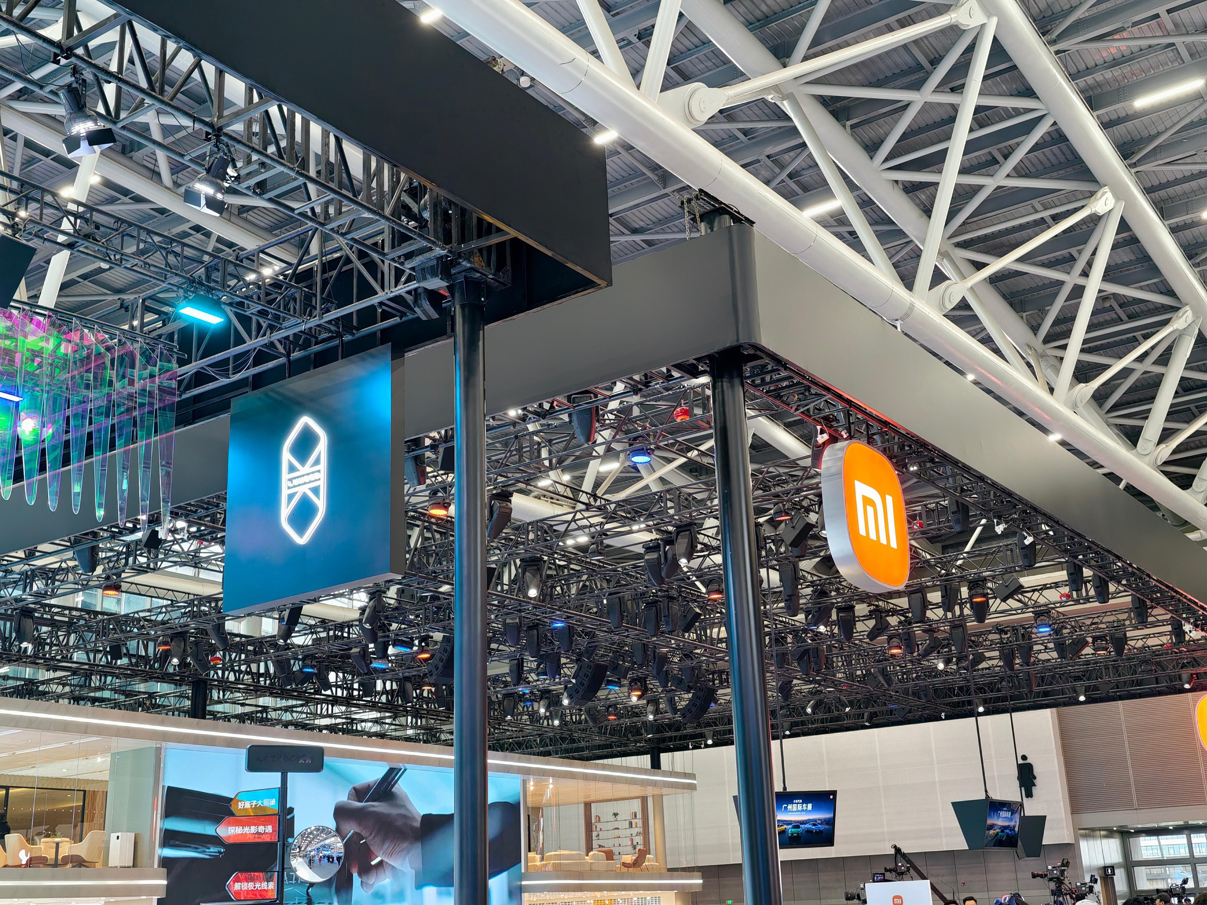 广州车展智界旁边就是小米鸿蒙智行这阵仗这几个标放一起，很霸气