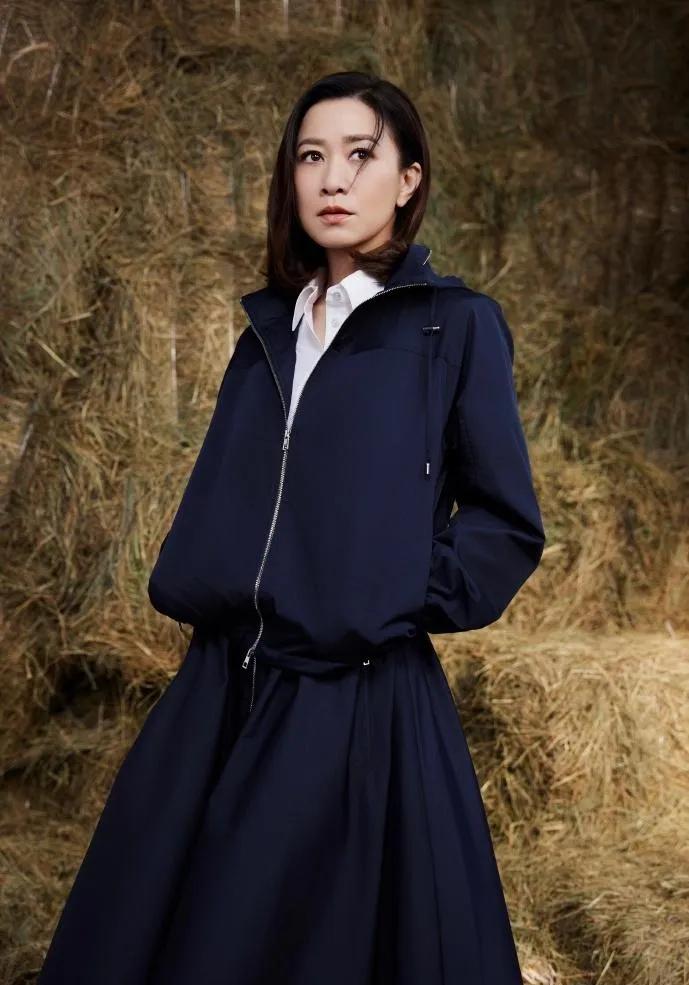 被佘诗曼的“职场风”狠狠圈粉！藏青夹克+半身裙，慵懒中透着干练👑白衬衫作为内