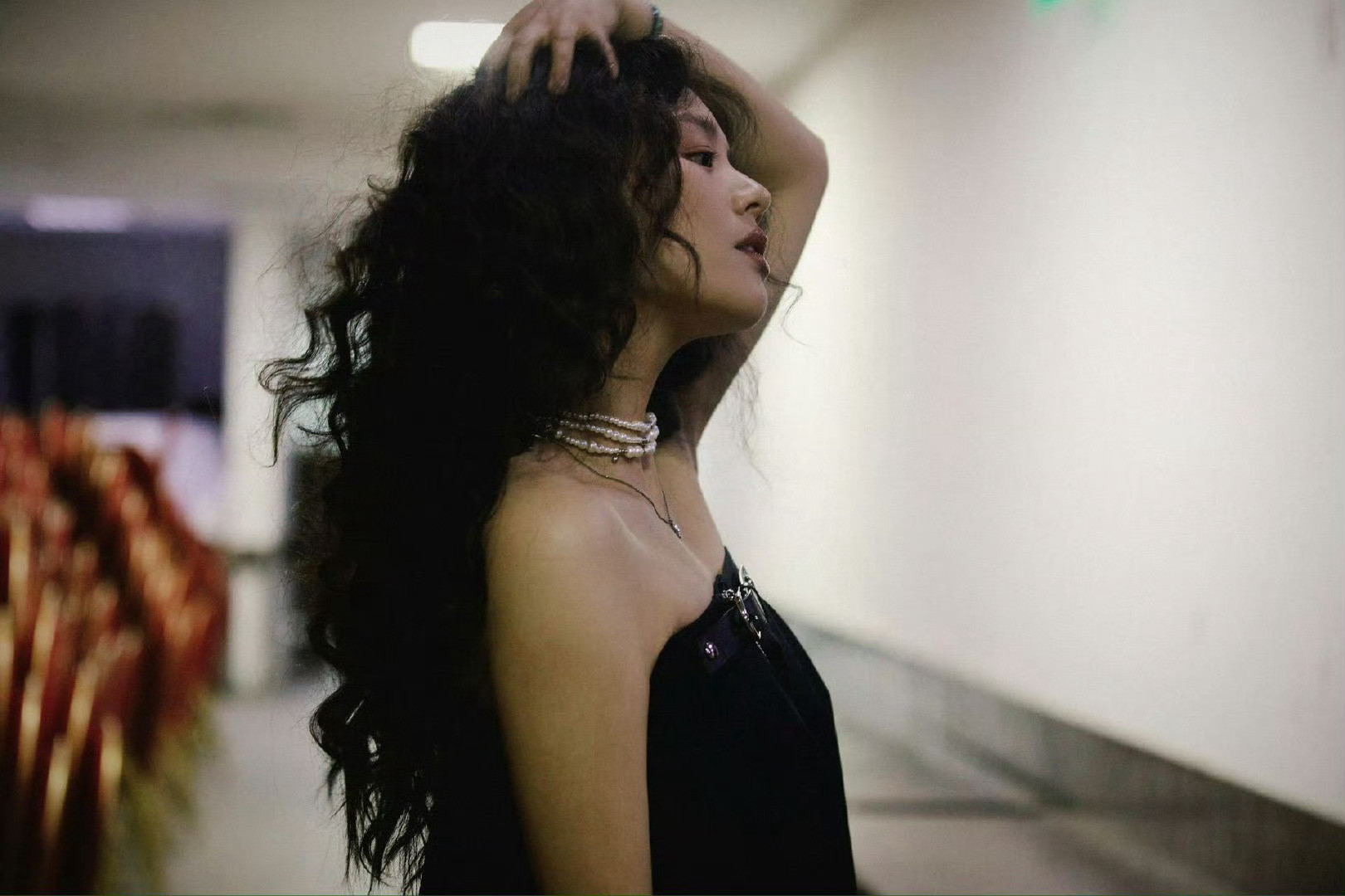 马思纯明媚成这样马思纯最近状态是真不错，那股子“明媚劲儿”特抓人。羊毛卷配红唇，