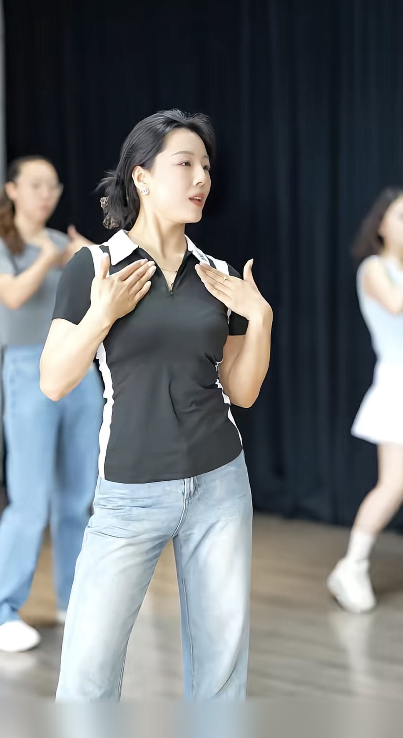 新网红秦主任的舞蹈。