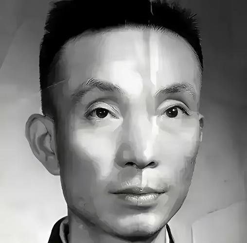 1939年，日军召开宴会，军统特工詹长麟趁机混入其中，他拿出了一包剧毒，悄悄撒进