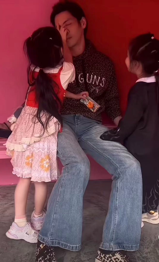 谢依霖羡慕郭碧婷孩子腿长爸爸当家爸爸当家5两家合体郭碧婷的孩子曝光了，5岁的年