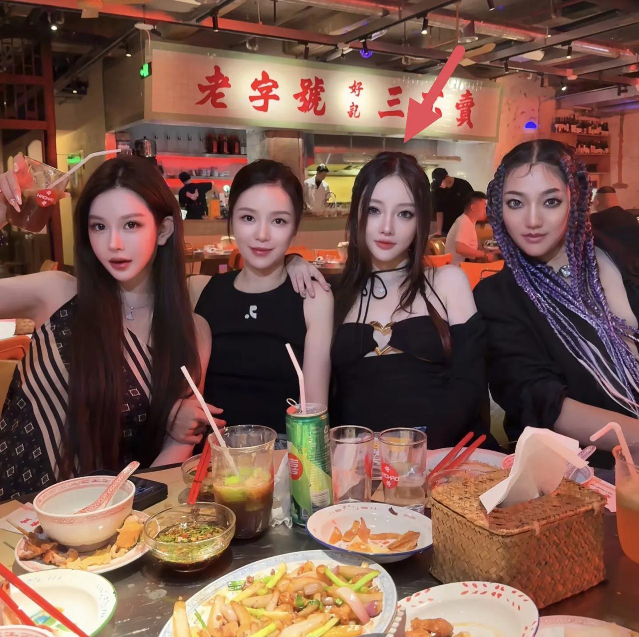 43岁李小璐带着女儿去和网红闺蜜聚餐，她的穿衣打扮越来越像网红了，妆化得好浓，好