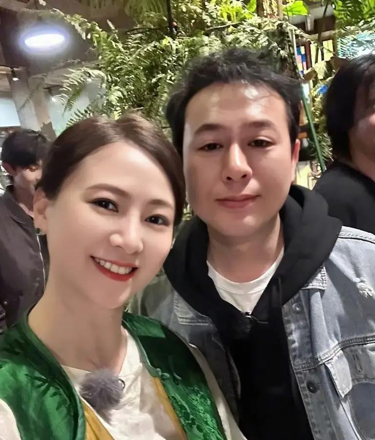 翁虹当年抓了一叠钞票，没有直接塞给张颂文，而是让助理送去两张机票，附了张纸条，写