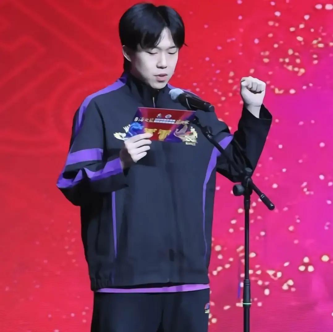 穿60块的化纤运动服，他照样碾压了隔壁的红毯。那天品牌晚宴，他推开宴会厅大