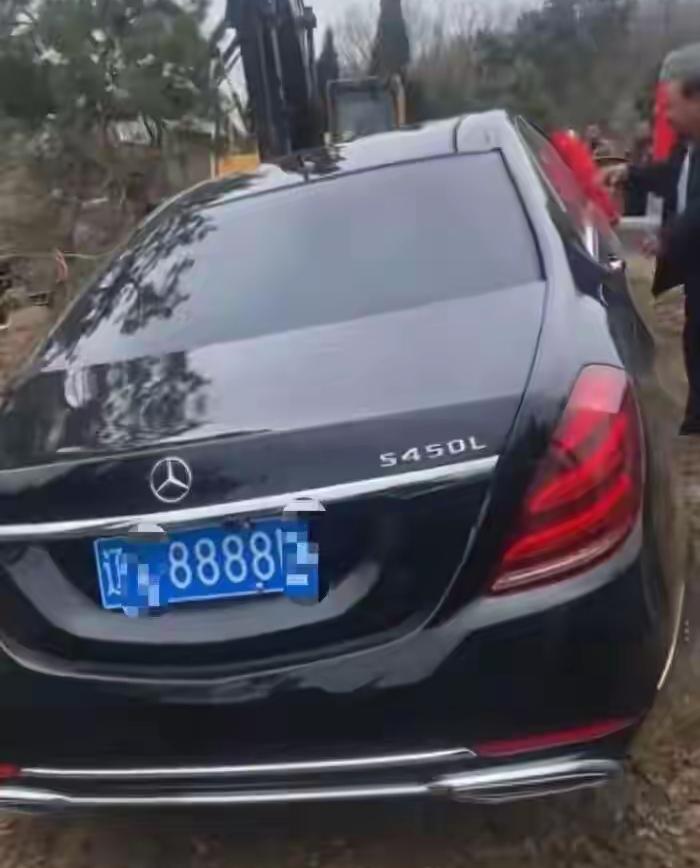 车牌号8888的奔驰450L汽车陪葬，这不是纸糊的，而是真正的百万豪车，网友们发