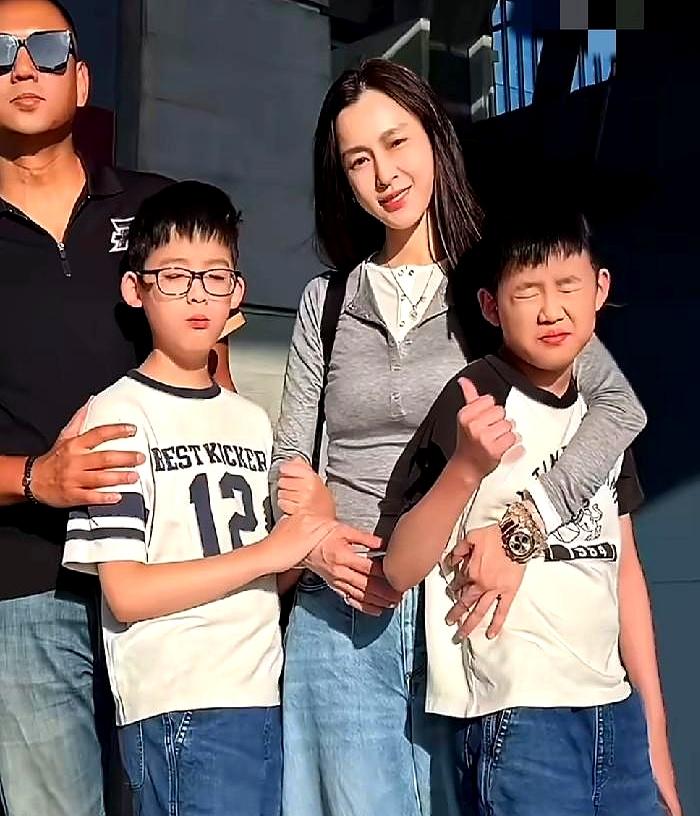 8月6日，范玮琪带着两个11岁的双胞胎儿子现身机场，准备飞马来西亚。灰T、牛仔