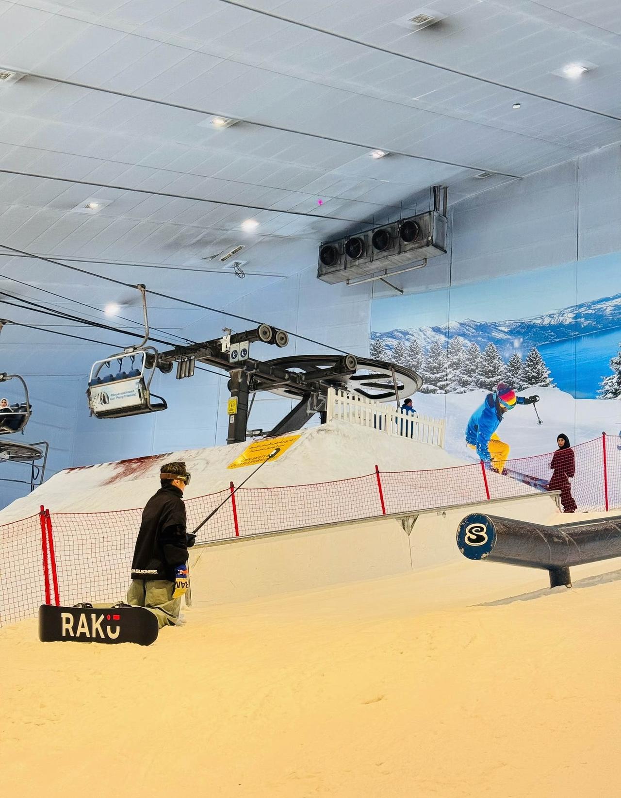 8月26日，吴永伦晒与谢霆锋父子的合影，并配文：“SkiDubai🏂​​