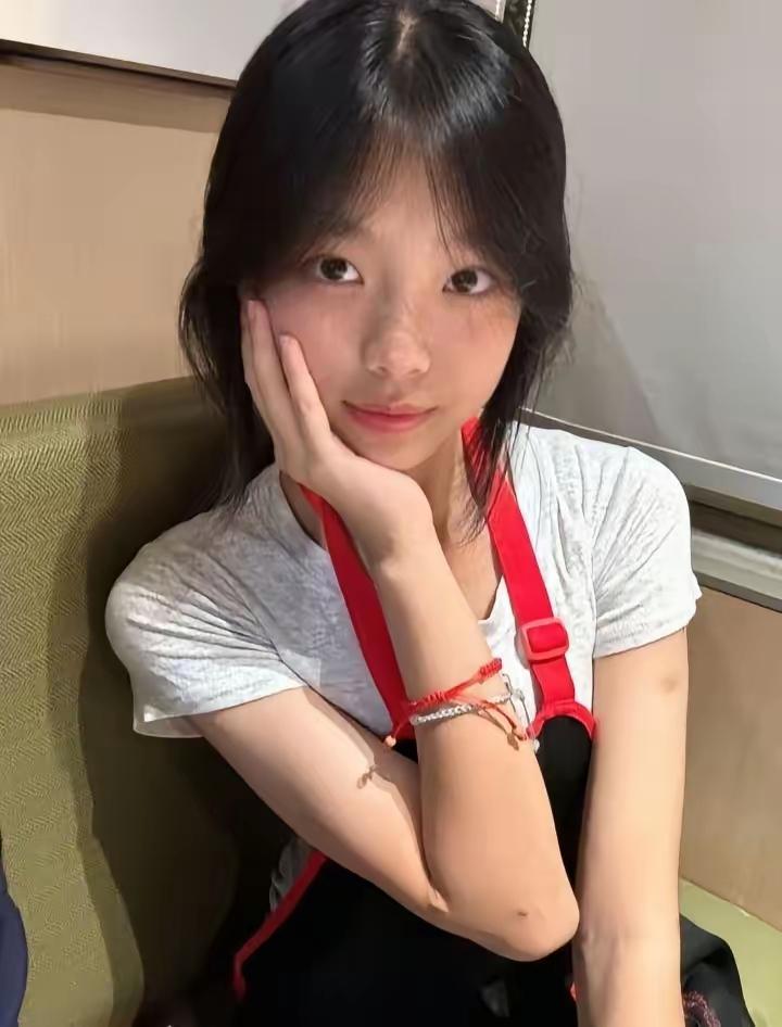 静坐沉思，心事重重，红绳相伴，心事谁知？