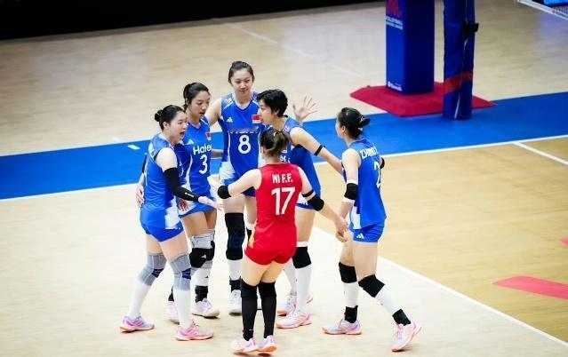 中国女排为明天对阵泰国队更换阵容，杨舒茗和王媛媛进入14人名单，李晨暄和金佳宝调