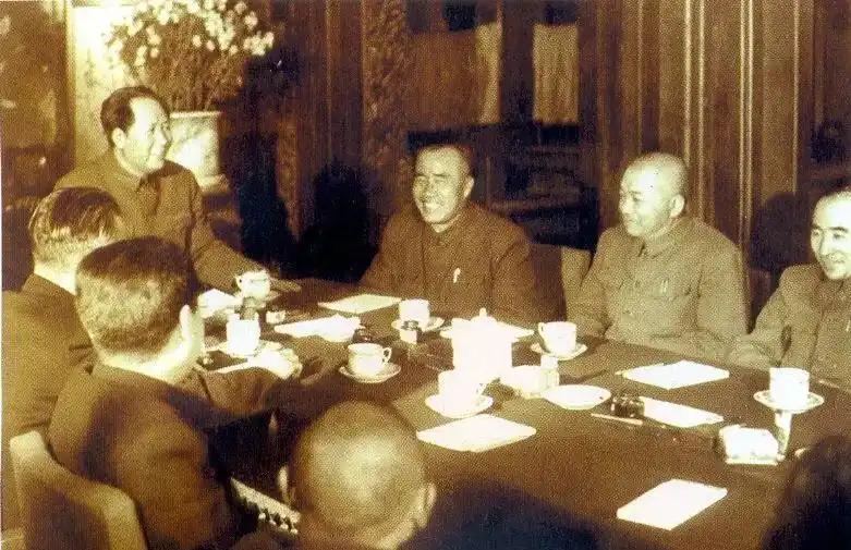 金日成为了表达感谢之情，送了24箱苹果，士兵们打开后却不敢吃掉。“这苹果看起来个