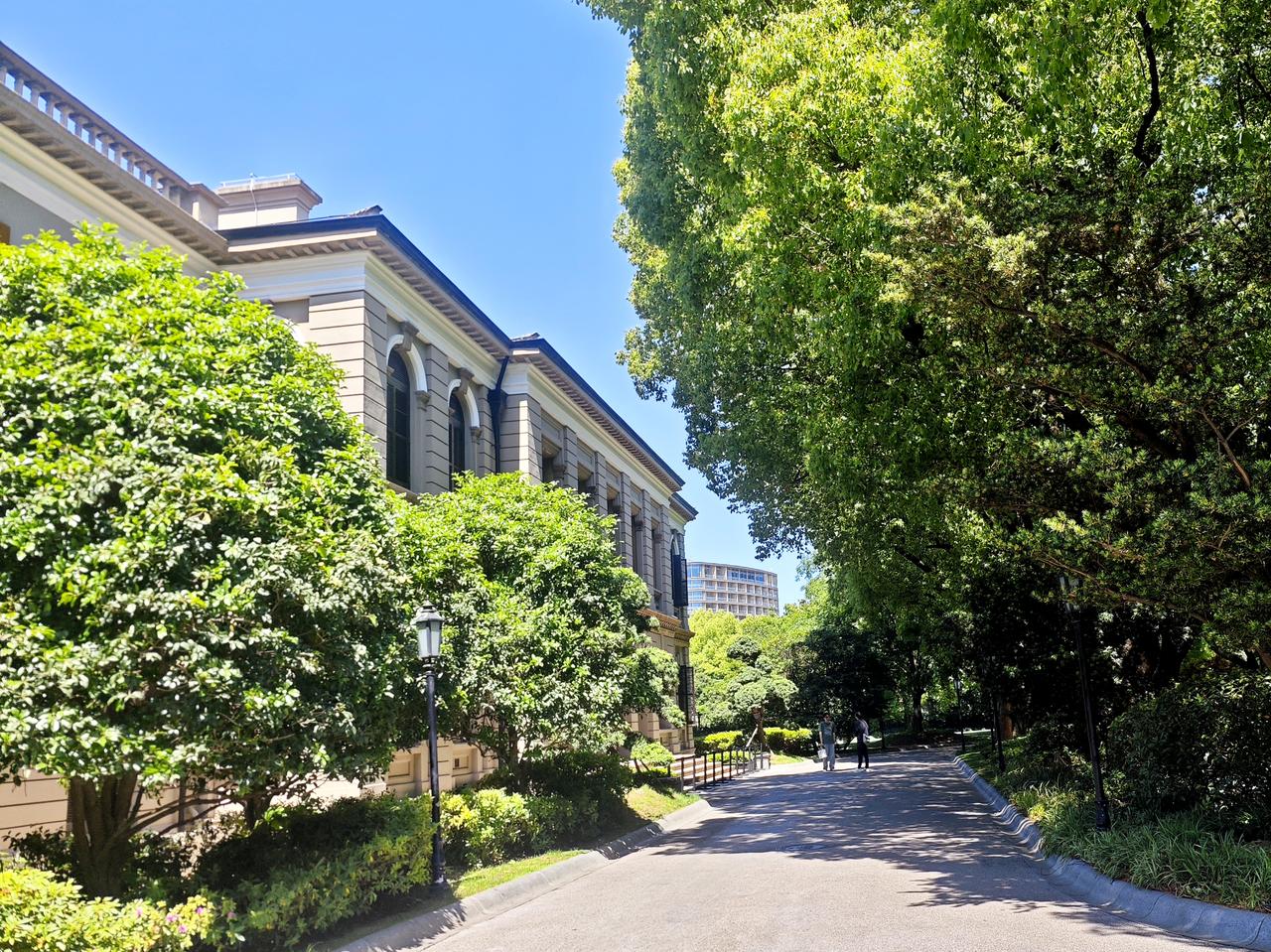 上海中山东一路33号，有座外滩唯一保留的大片花园。花园里的老建筑，是上海原英国使