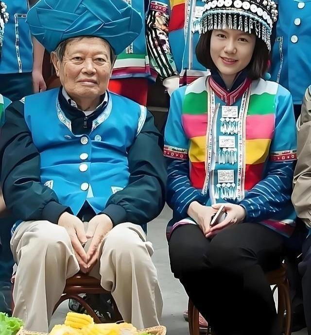 一对夫妻同框，真要把年龄差放大到全网讨论吗？刷到杨振宁和翁帆的照片，很多人脱口而