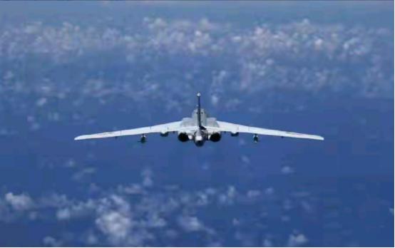 最新，人民空军今天（11月25日）发文写道：空军首次（2016年11月25日）组