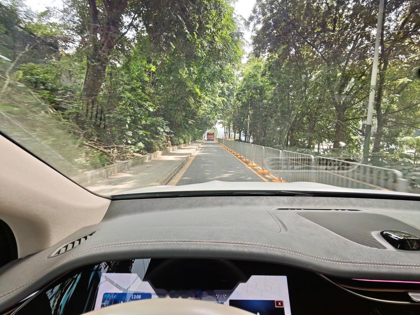 给我整蒙了，在大陆靠左行驶？我以为自己来香港了[捂脸哭][捂脸哭][捂脸哭]​​​