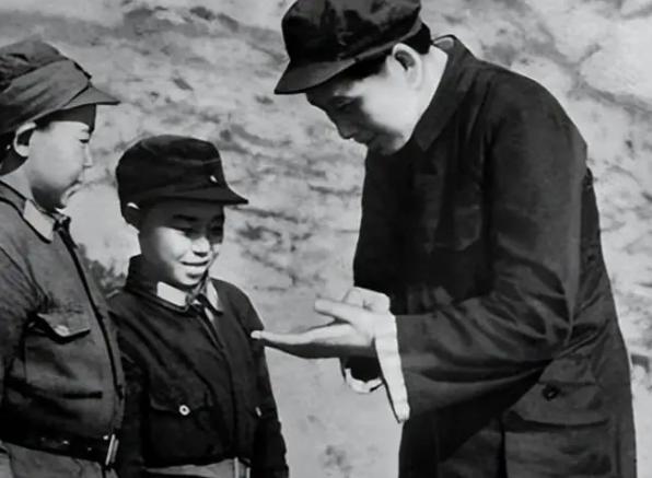 红军长征到达陕北后，处境非常困难，毛主席如何破局？1935年，红军踏过长征来到陕