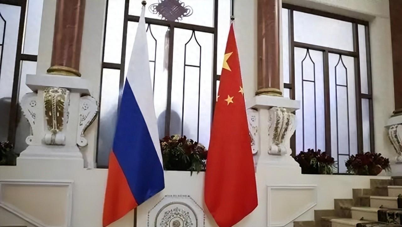 谁能想到，中俄关系里那颗埋了百年的定时炸弹，最后居然是美国亲手帮忙拆了。麻烦