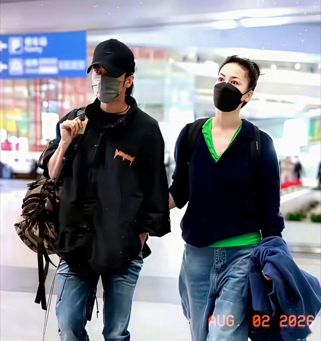 说个有意思的对比。张柏芝离婚之后，三个儿子全带在自己身边。接送上学、陪练钢琴、带