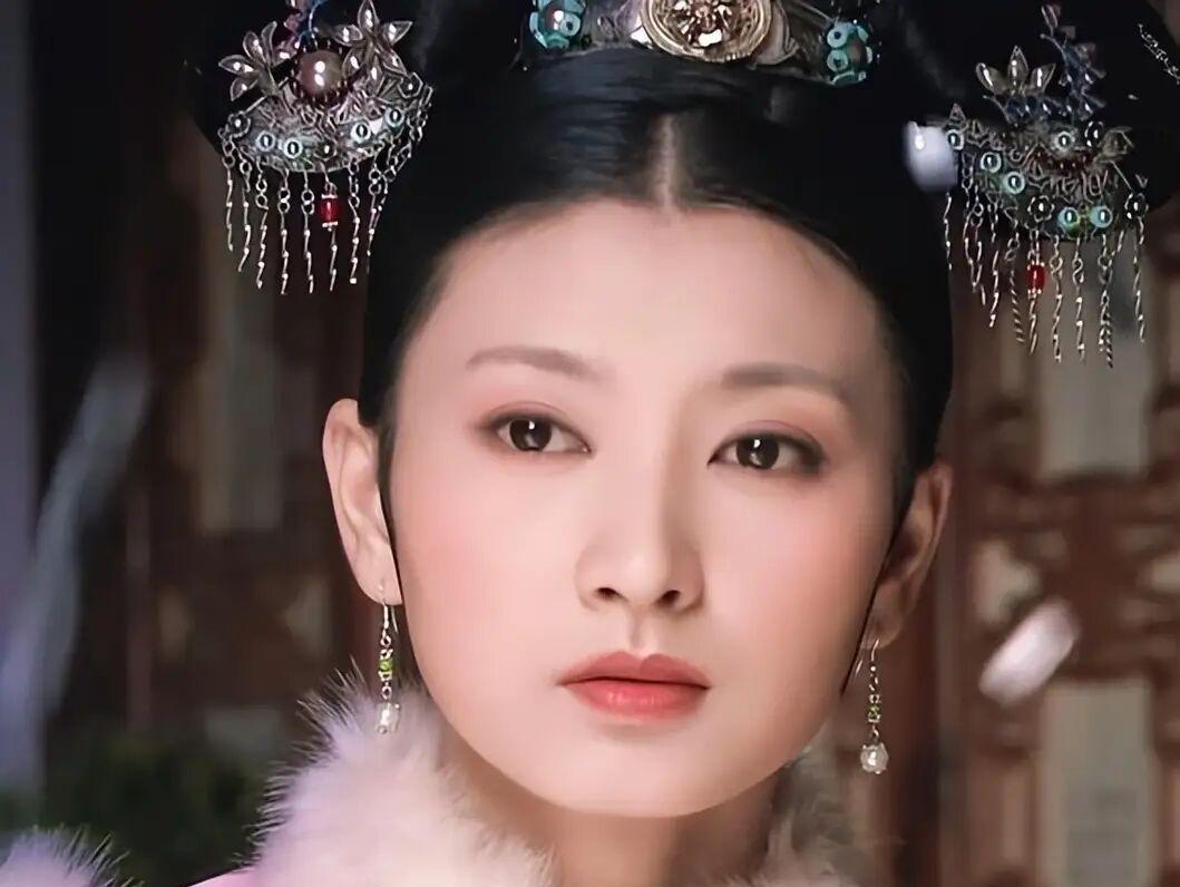 郑晓龙说她：把大火的命，作没了。他没说错。为了一个“眉姐姐”，她磨平虎牙，收