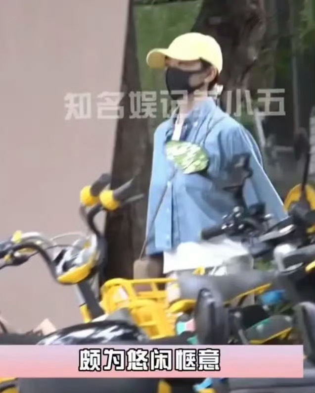 景甜风波后去做美容景甜最新外出路透曝光，风波之后前往美容场所，和助理结伴乘车离开