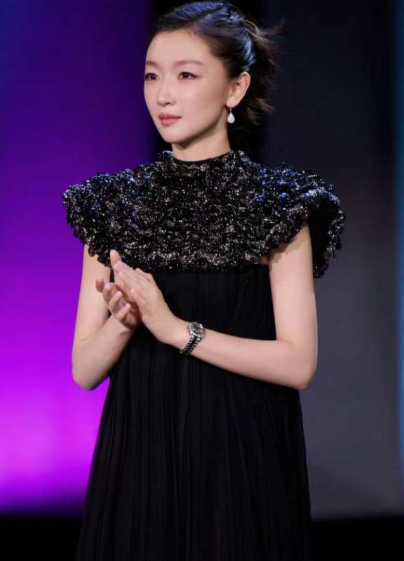 周冬雨这两年没新片真不是她不想演圈内人都知道，递到她手里的本子肉眼可见少了一半