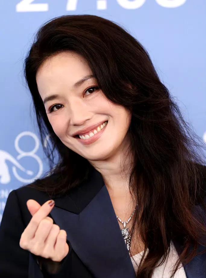 49岁舒淇电影节生图来了，看完想感叹不愧是舒淇啊，这状态也太好了吧，这气质绝对是