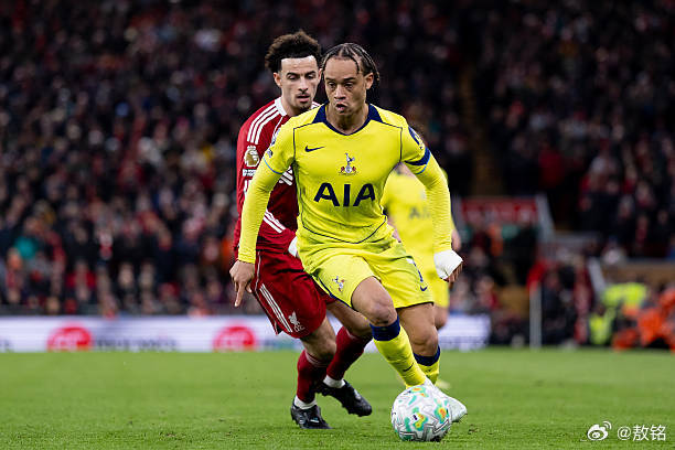 利物浦1比1热刺西蒙斯是56分钟换上来的，相当于就踢半场，体能不该是问题。比赛