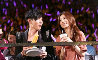 当年林俊杰在演唱会上秋千示爱田馥甄确实挺轰动，但搞得对方很尴尬。感情不能勉强～