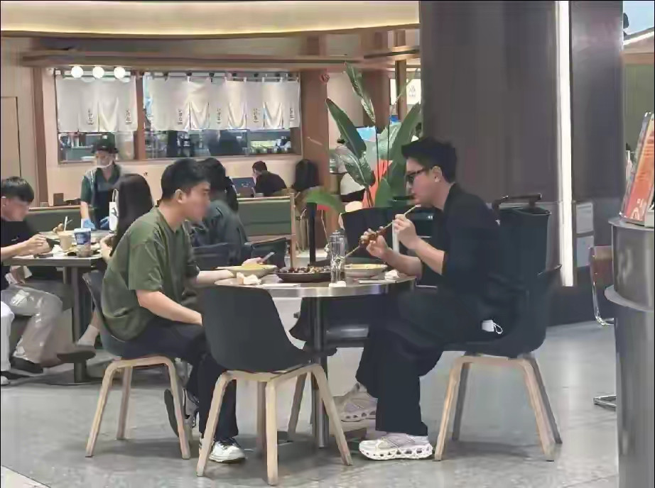 近日，有网友在郑州万象城偶遇贾乃亮，一身黑衣配墨镜，明明打扮得很低调，可挺拔的身形往街头一站，还是一