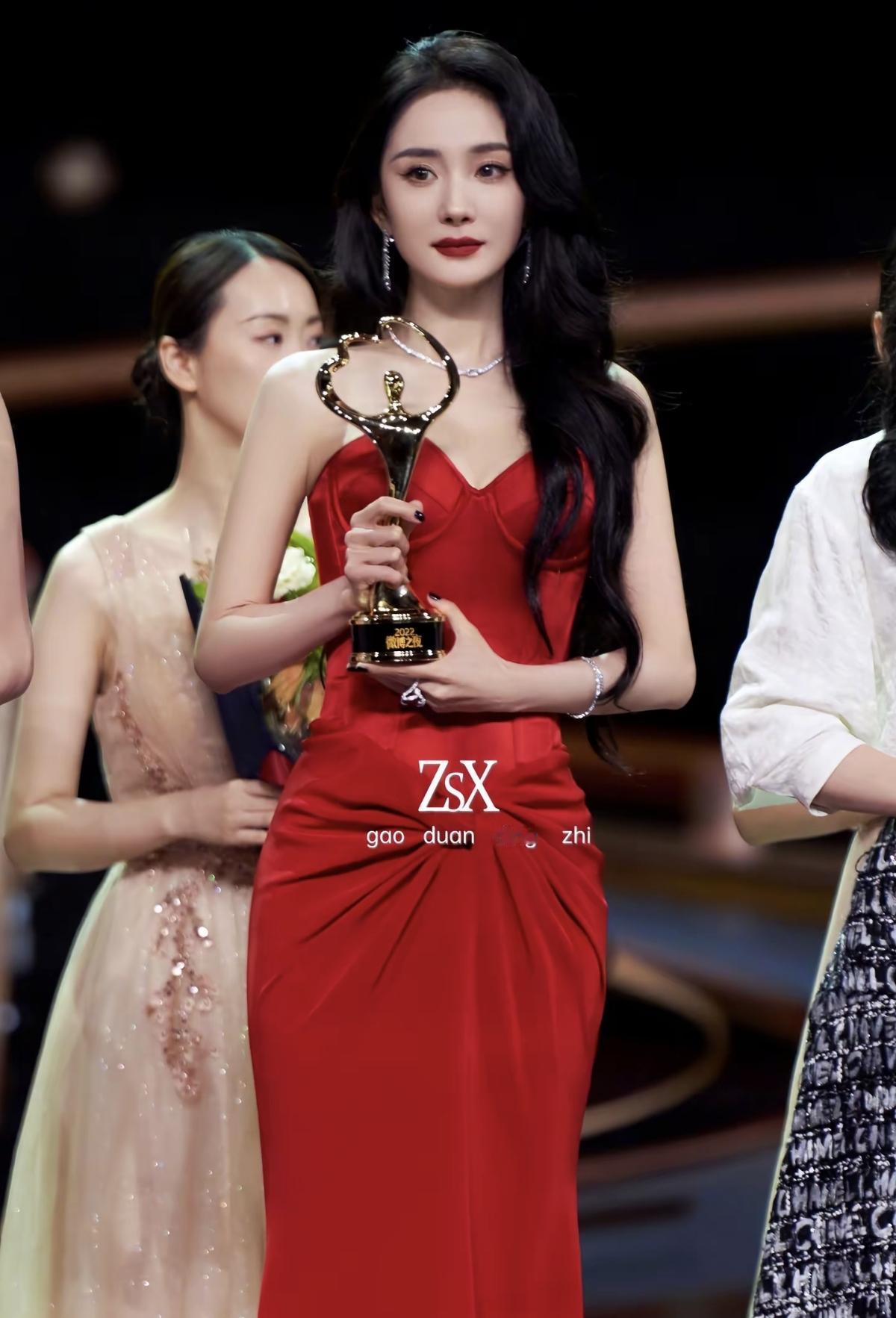 ❤️杨幂的红裙杀！这气场，简直是把“女王”两个字穿在了身上[赞] 谁能不爱杨幂