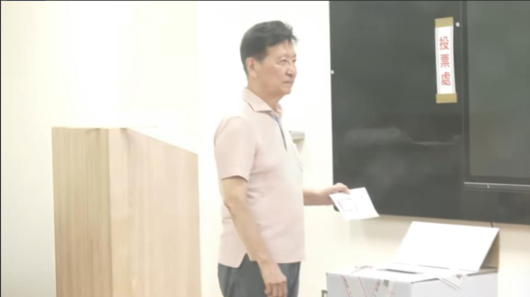 赵少康今天被台北警察局移送地检署侦办，或面临两年有期徒刑。26日赵少康陪同罗智强