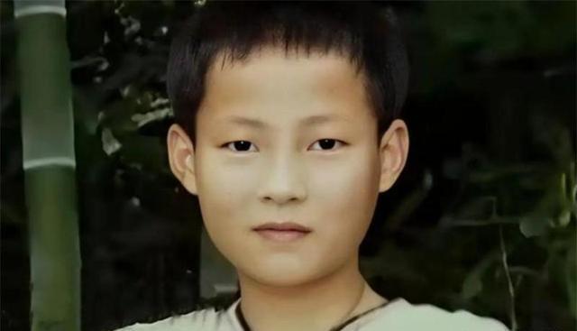 安徽一男子上山挖笋失足坠亡，不料，10年后，他的亲生儿子不顾村里邻居的反