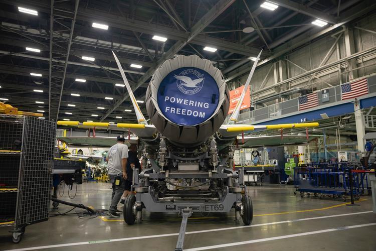 列清单禁投资，稀土卡脖子，对台军售惨了！2025年12月23日，依据外交部