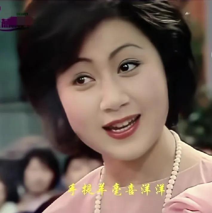 美目盼兮，巧笑倩兮。珠圆玉润、眉目如画。八十年代初，马兰的盛世美颜。