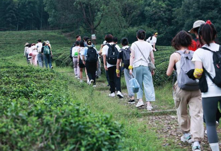 突然发现，年轻人的生活心态是彻底变了！以前节假日都是逛街吃饭、看电影、宅家里，不
