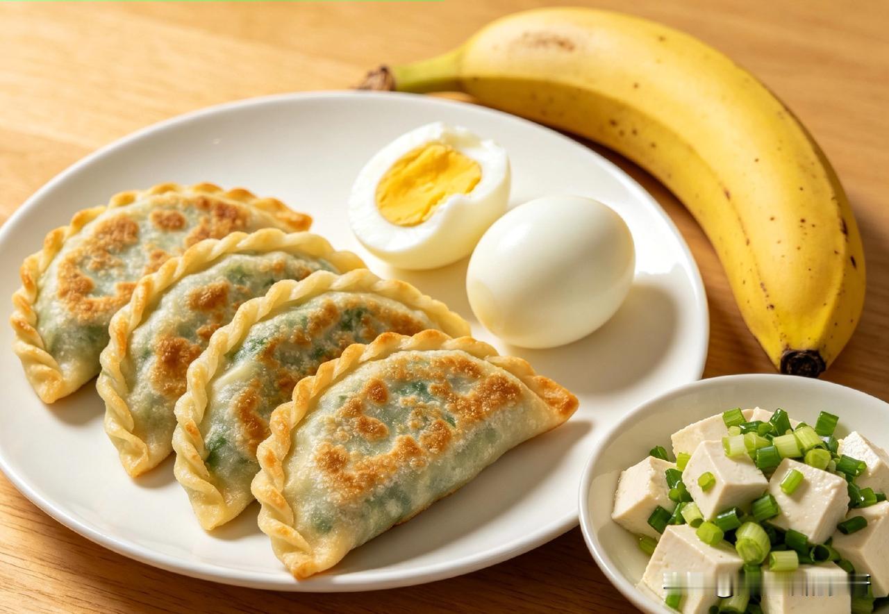 减肥真的太难了。这是我一天的饭量早晨是四个小小的韭菜盒子。两口一个的那种。