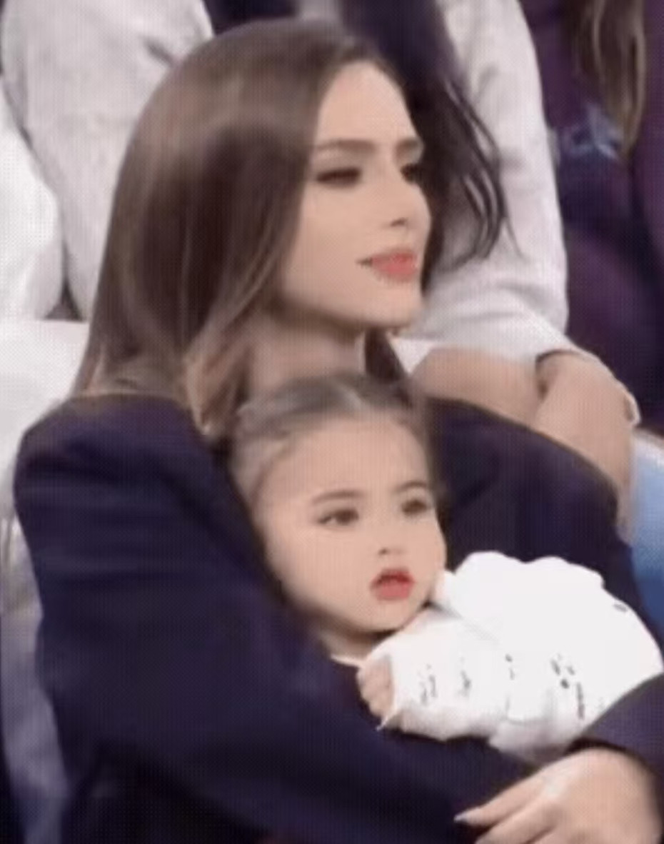 内马尔的老婆和他的女儿，内马尔有点偏黑人，老婆是纯白人，他们的女儿看上去却特别像东亚裔。首先，长得非