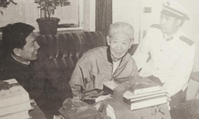 1978年，海军副司令周希汉中将前往杭州休养，闲来无事去钱塘江垂钓。钓了半天，费